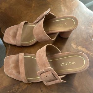 Bionic suede buckle sandal